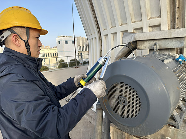 檢修人員正在給電動機(jī)加潤滑脂.jpg