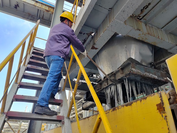 1月28日上午8點半，青工董宇斌在清除管廊掛冰。.jpg