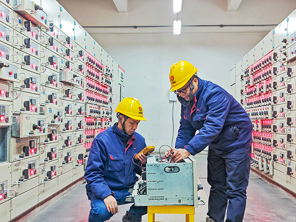 1738917453864752.jpeg 2月5日,運行人員正在檢查開關(guān)柜故障1.jpg