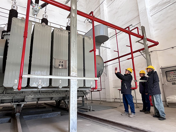 檢查組對(duì)變壓器進(jìn)行溫升監(jiān)測(cè).jpg