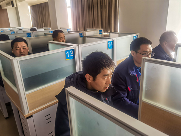 2月25日，合成車間員工進(jìn)行“懂會(huì)能”考試 (2).jpg