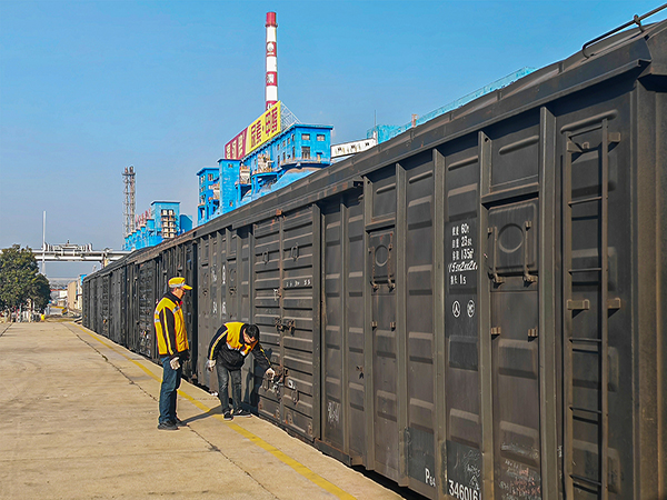 2025年2月25日，鐵路科員工對(duì)裝好的車(chē)輛進(jìn)行檢查0 (1).jpg