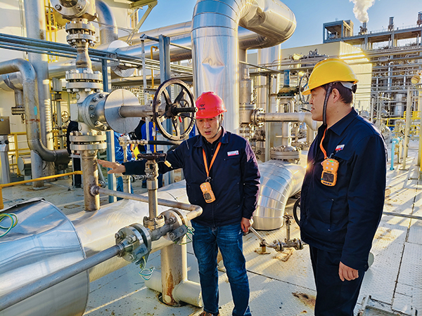 2月27日，車間管理組例行裝置區(qū)隱患排查，全員佩戴移動式四合一氣體檢測儀，以上率下 照片.jpg