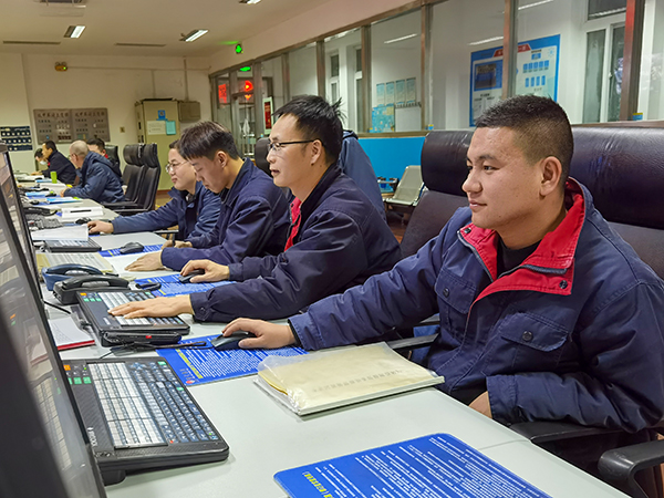 021740905405163038.jpg 操作人員認真監(jiān)盤.jpg