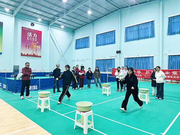 3月5日下午，物料車間舉辦以“巾幗綻芳華 乒搏向未來(lái)”為主題的女職工乒乓球趣味運(yùn)動(dòng)會(huì)，圖為趣味夾乒乓球.JPG