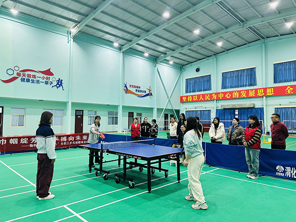 3月5日下午，物料車間舉辦以“巾幗綻芳華 乒搏向未來(lái)”為主題的女職工乒乓球趣味運(yùn)動(dòng)會(huì)，圖為乒乓球單打項(xiàng)目.JPG