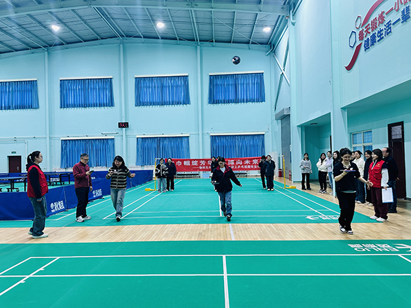 3月5日下午，物料車間舉辦以“巾幗綻芳華 乒搏向未來(lái)”為主題的女職工乒乓球趣味運(yùn)動(dòng)會(huì)，圖為乒乓球折返跑式.JPG
