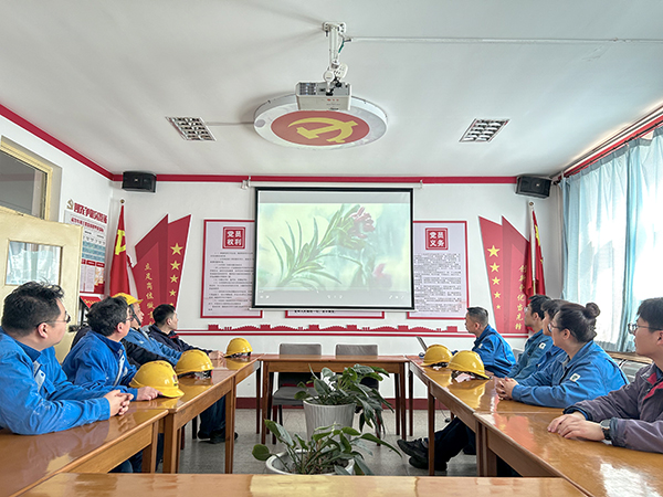 動力運行二班節(jié)水月活動，組織觀看“水說”視頻.jpg