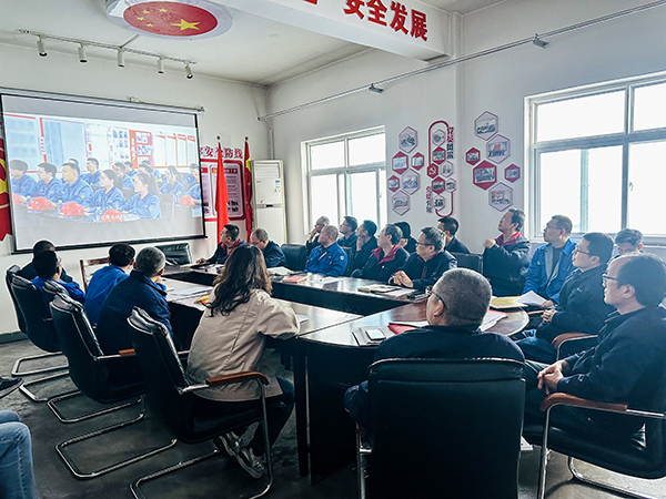 3月13日下午，物料車間黨支部開展“惠學礪心 筑夢前行”主題黨日活動，圖為集中觀看了陜煤集團第一期惠學礪心大課堂錄播視頻.jpg