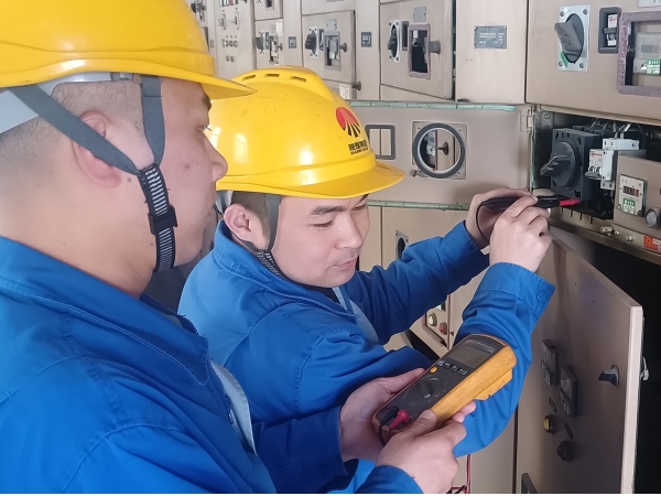 211742539451811875.jpg 朱慶檢查開關(guān)柜電壓.jpg