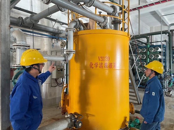 241742797472181761.jpg 3.18日動力車間三期脫鹽水廠房內田亮正在對班組人員進行反滲透化洗講解.jpg