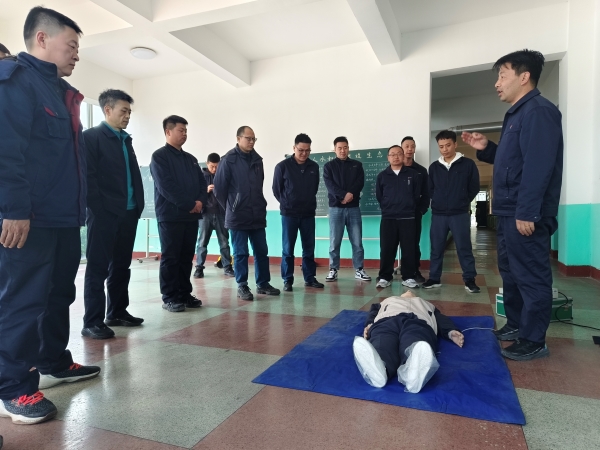 3月21日，應(yīng)急隊(duì)員寧修生在尿素車間講解心肺復(fù)蘇.jpg