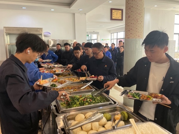 051743811523200535.jpg 午餐時(shí)間餐廳供應(yīng).jpg