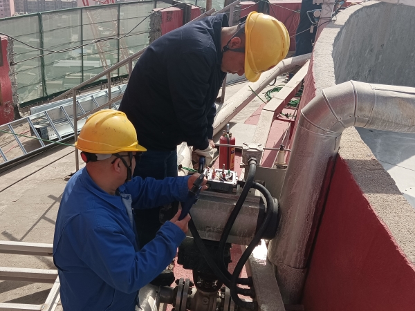 4月7日上午，一二期大檢修開(kāi)始，計(jì)控電儀部空分尿素工段員工在尿素造粒塔頂進(jìn)行閥門(mén)附件拆檢作業(yè)。.jpg