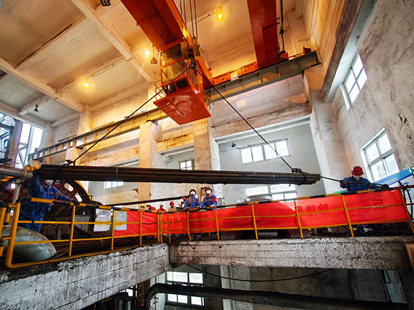 101744243353447171.jpg 4.9日磨機(jī)檢修-吊出磨棒.jpg