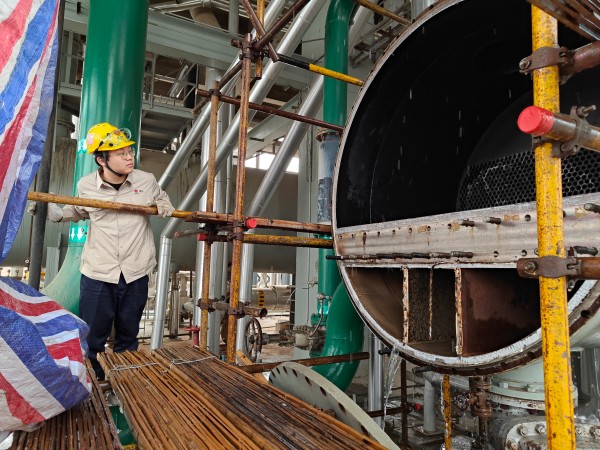 101744243666202997.jpg 李恩澤在現(xiàn)場觀看設備.jpg