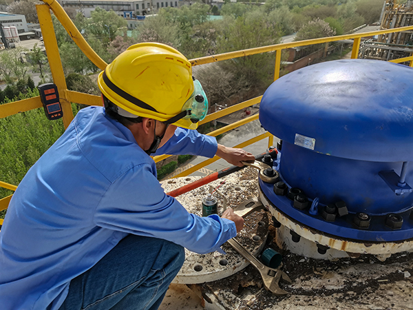 101744245503587186.jpg 4月9日檢修人員在物料車間630罐區(qū)甲醇A罐罐頂進行呼吸人孔螺栓緊固.jpg