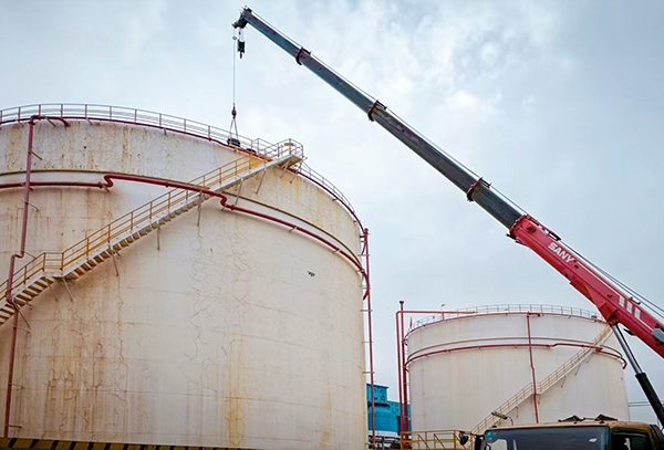 101744245518150496.jpg 4月9日檢修人員在物料車間630罐區(qū)對甲醇A罐罐頂呼吸人孔裝置進行吊裝.jpg