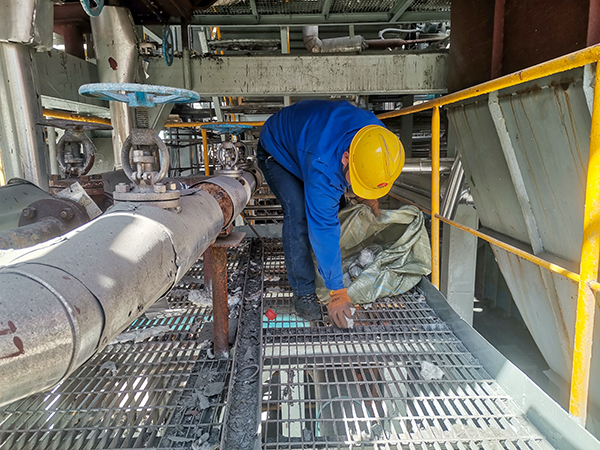 101744267062809801.jpg 班組青工張跟潮清理現(xiàn)場(chǎng)檢修垃圾.jpg