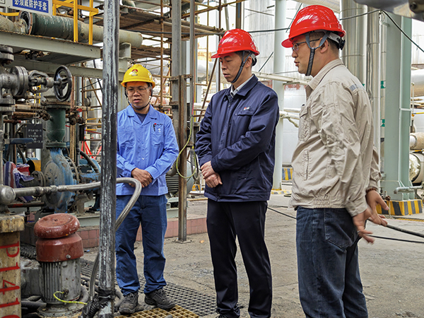 111744354221872780.jpg 總經(jīng)理趙強深入檢修現(xiàn)場檢查3.jpg