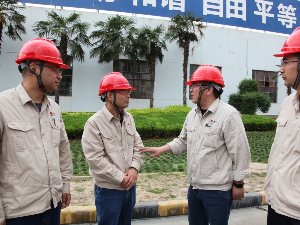 4月11日，公司領(lǐng)導(dǎo)在現(xiàn)場.jpg