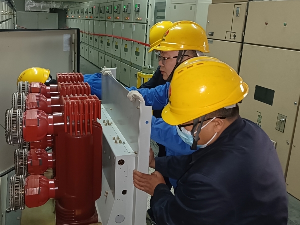 131744499287164343.jpg 趙飛對(duì)開關(guān)柜進(jìn)行檢修維護(hù).jpg