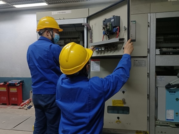 131744499326135783.jpg 朱慶對(duì)開關(guān)柜二次回路進(jìn)行檢查.jpg