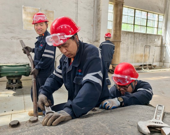 141744595012210849.jpg 循環(huán)水泵房檢修現(xiàn)場團結(jié)協(xié)作2.jpg