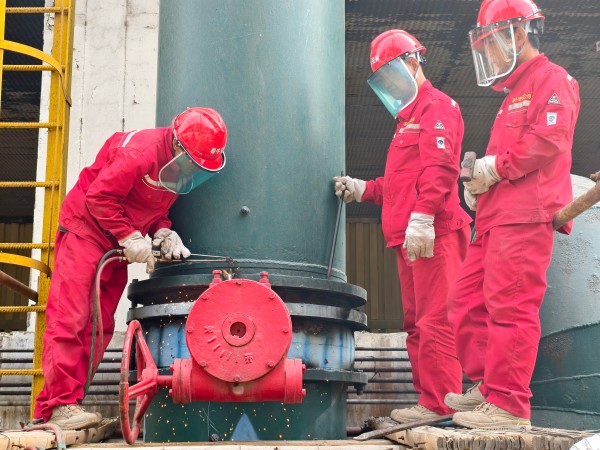 141744595027390930.jpg 循環(huán)水冷卻塔上塔閥檢修現(xiàn)場團結(jié)協(xié)作3.jpg