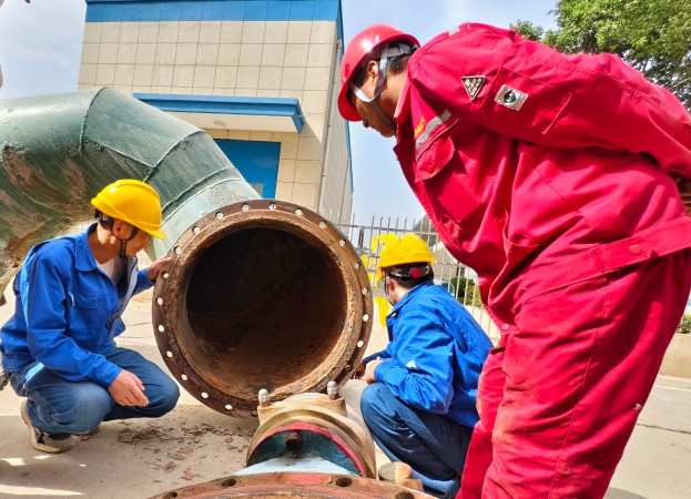 141744595045212284.jpg 車間技術(shù)員與檢修人員查看拆下的循環(huán)水上塔立管 團結(jié)協(xié)作5.jpg