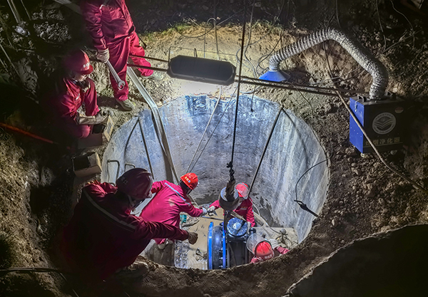 151744697595112738.jpg 4月14日凌晨新更換的閥門進(jìn)入緊張的焊接階段.jpg