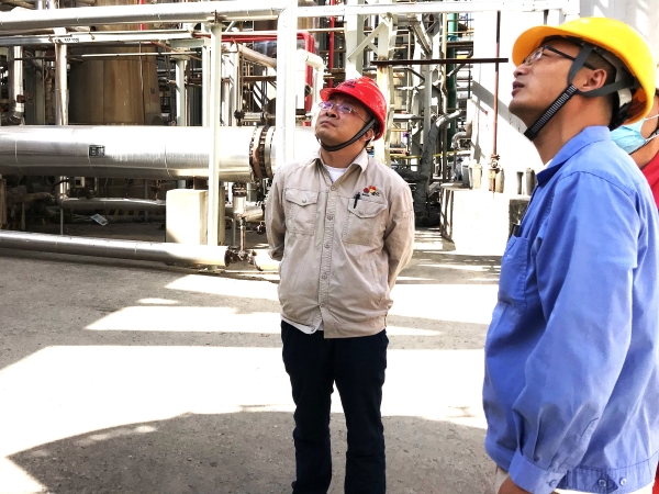 151744705819275035.jpg 車間負責(zé)人檢查現(xiàn)場.jpg