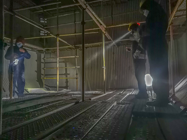 161744760955177361.jpg 4月15日上午10點,檢測團(tuán)隊在1號鍋爐爐膛內(nèi)檢查.jpg