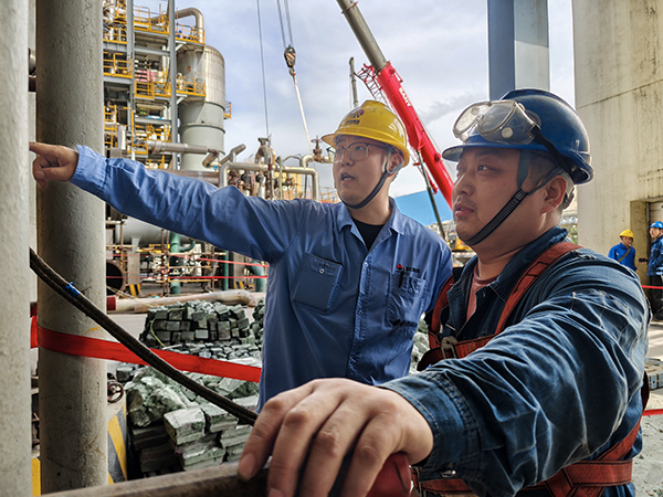 161744763423205444.jpg 雒勇舟在檢修現(xiàn)場(chǎng)叮囑外協(xié)人員.jpg