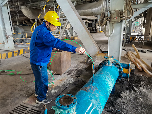 161744786258731240.jpg 工藝技術(shù)員畢加佳正在用空氣吹掃油冷器.jpg