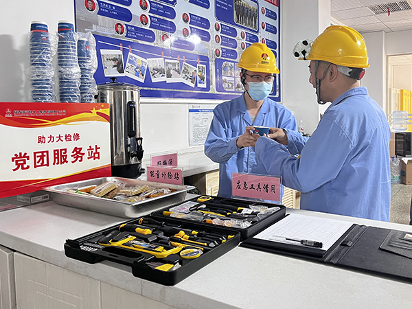 161744787203644772.jpg 黨團服務站志愿者為檢修人員提供酸梅湯.jpg