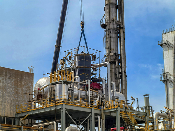 4月16日上午11時(shí)許，新的除氧頭吊裝到位   600.jpg