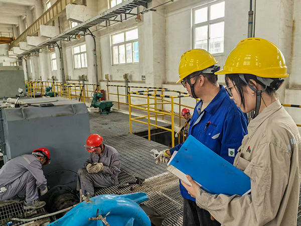 171744888392133217.jpg 大檢修期間新工黃卓悅跟隨污水崗位內操現(xiàn)場學習.jpg