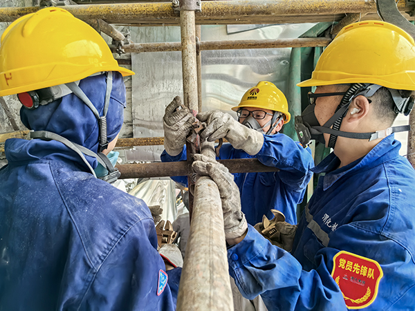 181744933269100246.jpg 班組長(zhǎng)徐濤帶領(lǐng)清理小組成員正在進(jìn)行簡(jiǎn)易架板的搭設(shè).jpg