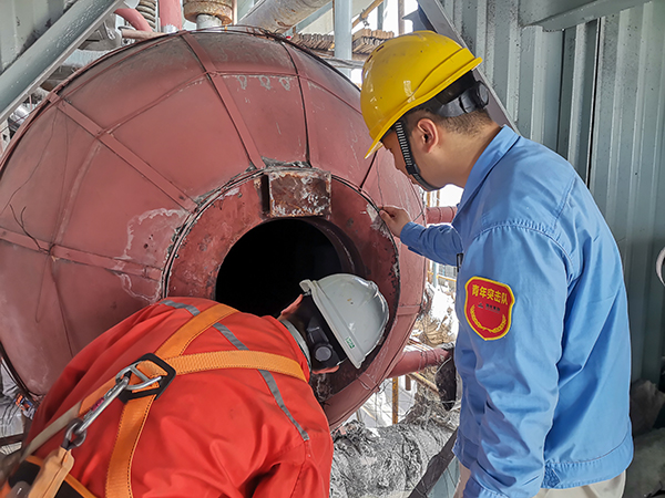 181744945318971790.jpg 張跟潮正在給外協(xié)人員指認(rèn)鍋爐汽包處檢測(cè)點(diǎn).jpg