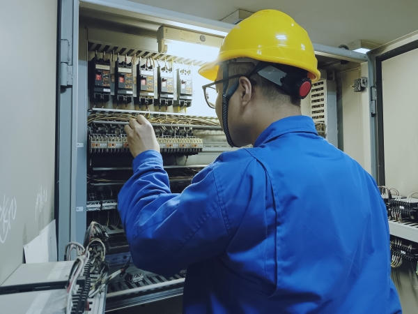 電氣人員正在點(diǎn)檢ERP盤.jpg