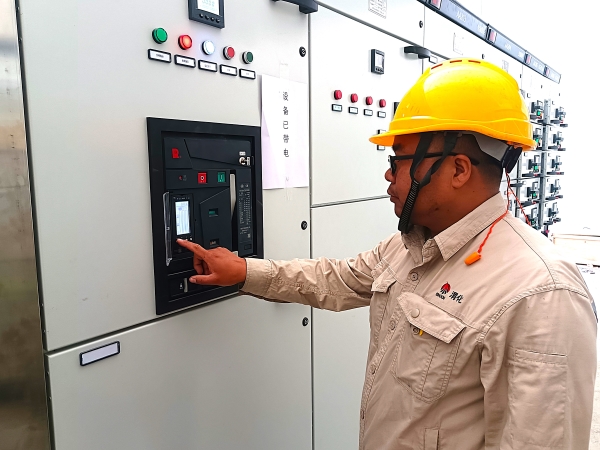 241745468884139384.jpg 孔維成設(shè)定斷路器保護(hù)參數(shù).jpg