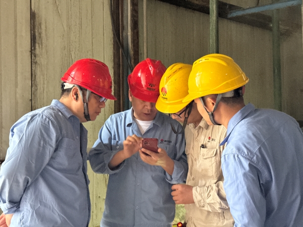 251745561624169537.jpg 生產(chǎn)部和車間領(lǐng)導(dǎo)正在研究優(yōu)化開車方案1.jpg