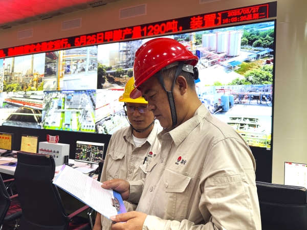 281748386049121626.jpg 車間領(lǐng)導抽查機泵測溫工作2.jpg