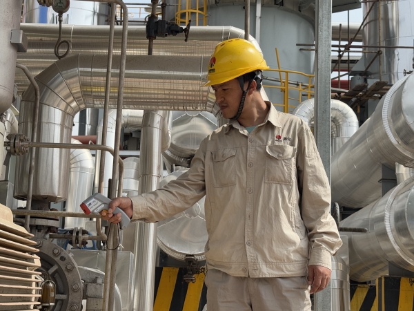 281748386062547436.jpg 崗位人員現(xiàn)場機泵測溫.jpg