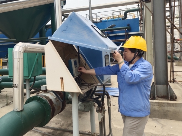 301748560970145193.jpg 5月27日胡燕在460B中水回用裝置區(qū)更換計(jì)量標(biāo)識(shí).jpg