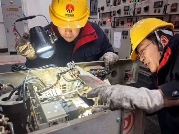 111749605873400040.jpg 檢修人員自主維修開關(guān)配電設(shè)施.jpg