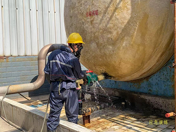 121749689156204366.jpg 現(xiàn)場操作工對鹽酸泄漏處進行沖水處置 600.jpg