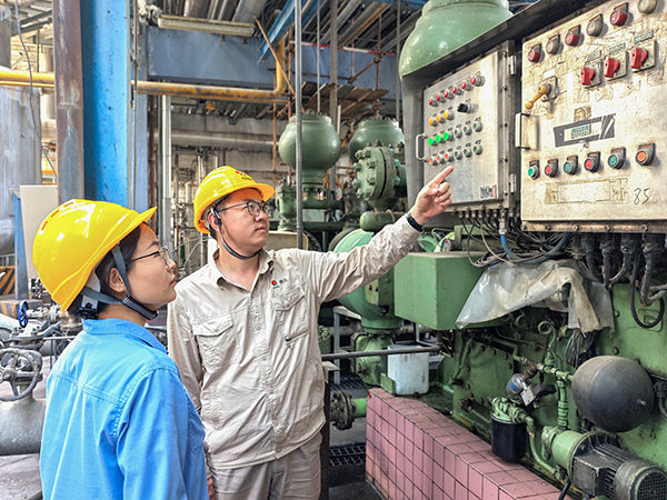 241750748555147861.jpg 2025年6月23日,設(shè)備員對(duì)班組人員進(jìn)行現(xiàn)場(chǎng)教學(xué).jpg