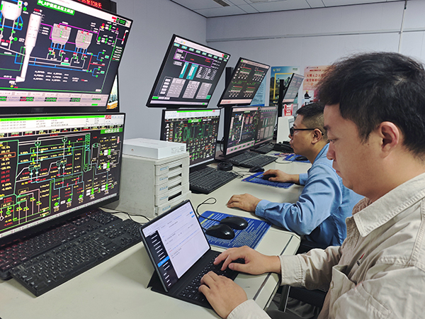 7月3日，動力車間三期控制室，操作人員正在停運(yùn)4號鍋爐.jpg